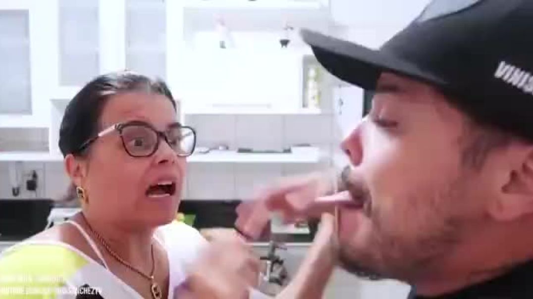 sacaneando-a-mae-em-casa